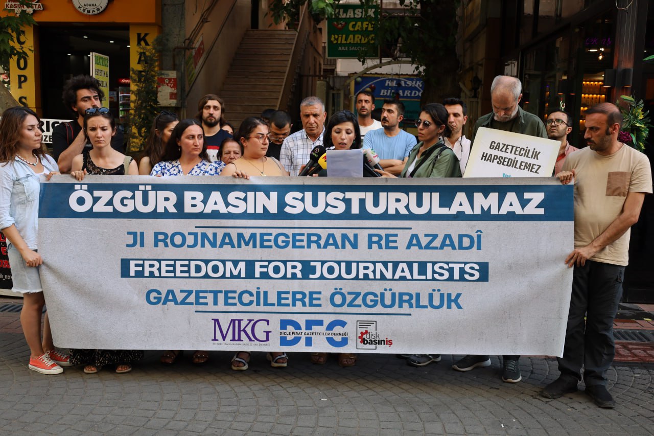 Gazetecilere ceza verilmesini İstanbul ve Diyarbakır'da protesto ettik